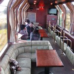 ダイナープレヤデス - ここはサロンデュノールという展望サロンカー。大きな窓からパノラマで景色を楽しむことができるよ。飲み物やおつまみが買える自動販売機もあるので、とっても便利。
      トワイライトの人気スペースなんだよ。