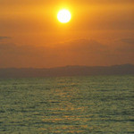 ダイナープレヤデス - 日が沈んできたね。トワイライトって日の出前や日没後の薄明かりのことなんだよ。そろそろお腹がすいてきたね。夕食はもちろんトワイライトの食堂車で食べるんだよ。
      予約の時間がきたのでそろそろ行ってみよう！