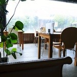 ヴィーガンズ カフェ アンド レストラン - 明るい店内。