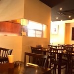 オステリア わび助 - 下町ながらなかなかキュートな店内