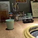Daikanyama Sumibiyakiniku Sarugaku - 各テーブルにお茶があります。