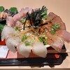 Shungyo Shunsai Oshokujidokoro Matsuki - 名物・はみ出し海鮮三色お造り丼定食のメインの丼