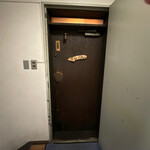 かに漁師の家 - 入口。最初は戸惑うかも。