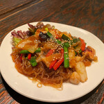 かに漁師の家 - ピリ辛海鮮いかタコ春雨炒め。抜750円。