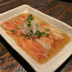 かに漁師の家 - ずわいのユッケ（塩ゴマ油）抜950円。