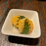 かに漁師の家 - お通しのしんじょ。抜400円。