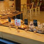 CAFE AND BAR MERCURY - 店内にはパンも並んでいます (2023.06.07)