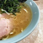 横濱ラーメン あさが家 - 豚骨の旨味が強くバランスのいいスープ。