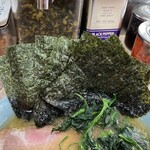 横濱ラーメン あさが家 - 海苔増しは5枚150円。