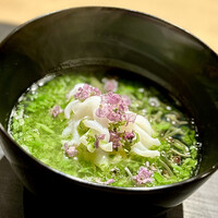 ひがしやま 司 - ④椀物
                    ～湖面のようなオクラの緑色が椀一杯に広がり爽やか～。その中に白い烏賊とピンクの穂紫蘇がアクセント。湖面の下にはホタテの真薯が沈み、出汁に奥行きをもたらしている。