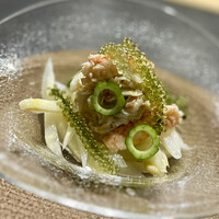 ひがしやま 司 - ①向付
                    ～毛蟹、ホワイトアスパラのナムル、海ぶどう、きゅうり。プチプチした食感の海ぶどうから毛蟹の味わいとホワイトアスパラの食感に軽い酸味が食欲をそそります。出だしから期待感が高まる一品。