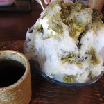 ほうじ茶金時（５５０円）の中には、あんこ、バニラアイスが入っています。