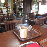 日の出園  - 和風で落ち着いた店内。