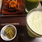 Ume Zono - 手前　抹茶豆乳単品　　奥グリーンティと団子セット