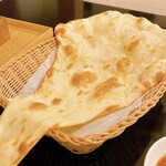 Curry Dining MoMo - ナン。ふわふわではなくかみごたえある系