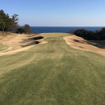 川奈ホテル - ゴルフコース　絶好の位置からセカンドショットを打ったのに左のバンカーに入れてしまった。