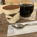 Deli flattoriano - ティラミスとホットコーヒー