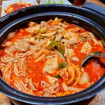 Pusan - コプチャンチョンゴル(ホルモン、野菜、うどん入り鍋)／最後はおじやにしてくれる