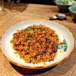 桜梅桃李 - ⚫自家製干し肉とレタスの黒炒飯