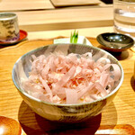 炎水 - たっぷりの削りぶしの下には卵を　蕪　辛子漬けもろきゅうと山椒昆布で更に美味しく