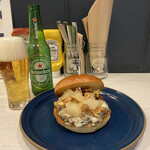 シムス レーン バーガー スタンド - ハイネケン　monthly burger 
            　洋梨とくるみのゴルゴンゾーラチーズバーガー