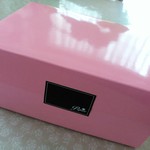 パピエ - 持ち帰りはピンク色の可愛らしい箱に入れてもらえます。