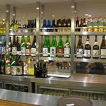 Tosa Dainingu Okyaku - （’13/08）店内には高知の酒が鎮座しています。
