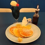 CAFE　LOURDES - ハニーレモンのリコッタパンケーキと、ルルドブルークリームソーダ
