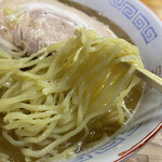 ぶるーと - 細かいピッチで縮れた細めの平打ち多加水麺