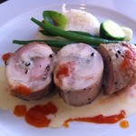 ビストロ デ シュナパン - 茸を包んだ鶏肉のガランティーヌ、後ろにはバターライスも