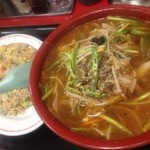 珉龍 - 台湾ラーメンヤキメシセット
            野菜たっぷりのピリ辛スープで旨し！
            ラーメンもボリューム満点やし、ヤキメシもまともに一人前でこれまた嬉し！
            