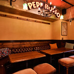PEPE ROSSO - レトロアンティークな雰囲気のゆったりテーブルソファー席