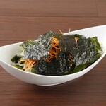 裙带菜和韩国海苔的韩式生菜沙拉全