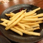 Hachijuu En Yakitori Semmon No Bunaga - サービスのフライドポテト。ニンニク？フレーバー付きで美味い！