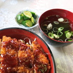 まもる食堂 - ソースかつ丼　スープ、お新香付き