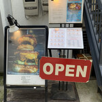 BOSSA BURGER - 店舗入り口のメニュー