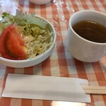 来鈴亭 - サラダとスープ付きです。