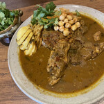 LAMP - チキンカレーとキーマカレー＋パクチー追加。
      アツアツのチキンカレーは少し仕様を進化させたかな？
      相変わらずチキン自体が激ウマなんだわ。
      コレは喰らっていただかないとわからんでせうw