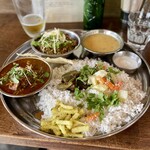 スパイス・ツリー - 定番のマトンとネパール山椒のキーマ＋ポークと赤唐辛子の2種盛り、勿論ルーピー（ハートランド）も