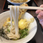 Jounetsu Udon Sanshuu - おうどんは真っ白では無く全粒粉入り。モチモチしてコシも強く食べやすい中細麺！