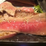 魚榮 - 炭火で炙ったトロ筋部分をワサビ醤油で戴くと最高！