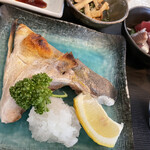 マルカツ - 焼魚定食・天然かんぱちのカマ焼¥1,100 姐さんの言う通り、天然モノは脂が程よくとても美味しかった。カマって食べるところ、意外とたくさんあるよね。小刺身は鰯、鯵、まぐろスライスでした。