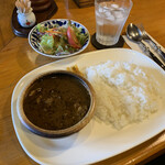 インドカレーロダン - お店オススメ《由利牛の牛スジインド 950円(サラダ付き)》＊静かに流れるジャズの名曲もスパイスにする大人のカレー