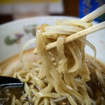 ラーメン二郎 - 麺はコシが強い太麺。おーーっ、と思ったのは宮古そばで慣れた食感、これも美味しい。 モヤシのシャキシャキと合わせて、とっても好きです (*^^)v