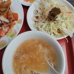 四川料理 ラーメィズ - スープ、生野菜