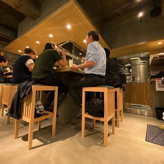 Both the counter and table seats are spacious and comfortable ◎