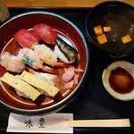 Aji Toyo - 令和5年6月 ランチタイム
                        寿司定食 1300円
                        近大まぐろ2貫、甘海老2貫、〆いわし、かわはぎ、玉子2貫、赤出汁、リンゴ