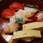 Aji Toyo - 令和5年6月 ランチタイム
                        寿司定食 1300円
                        近大まぐろ2貫、甘海老2貫、〆いわし、かわはぎ、玉子2貫、赤出汁、リンゴ