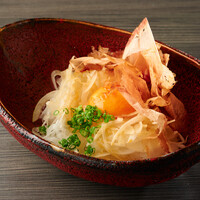 オニオンスライス卵黄醤油サラダ