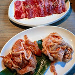 赤から - 奥が牛カルビ、手前が鶏せせりと鶏皮